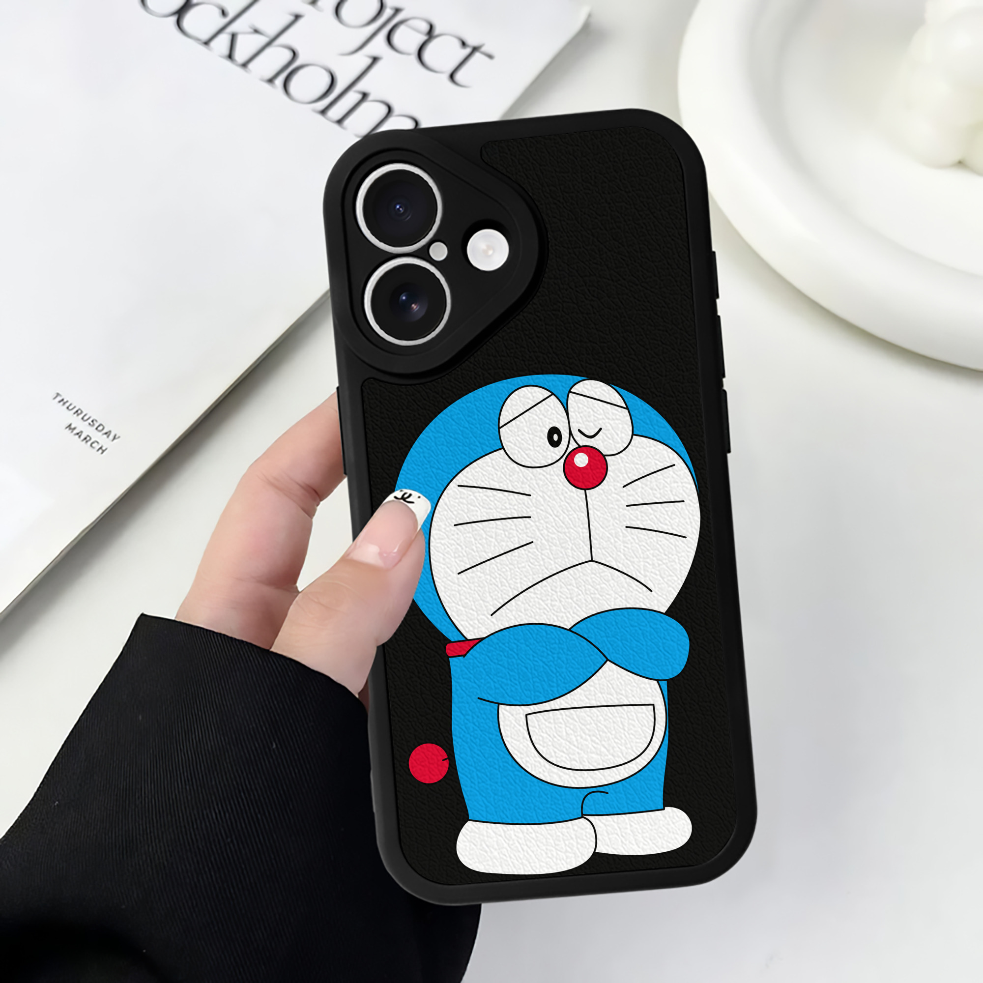 （画像用） ドラえもん Doraemon 【iPhone 16シリーズ対応】シリコンスマホケース（レザー調） 材質：シリコン